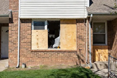 boarding-broken-windows Boarding broken windows